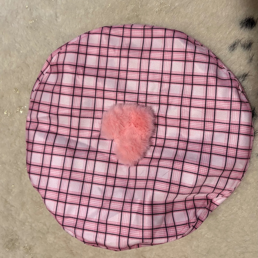 pink hat